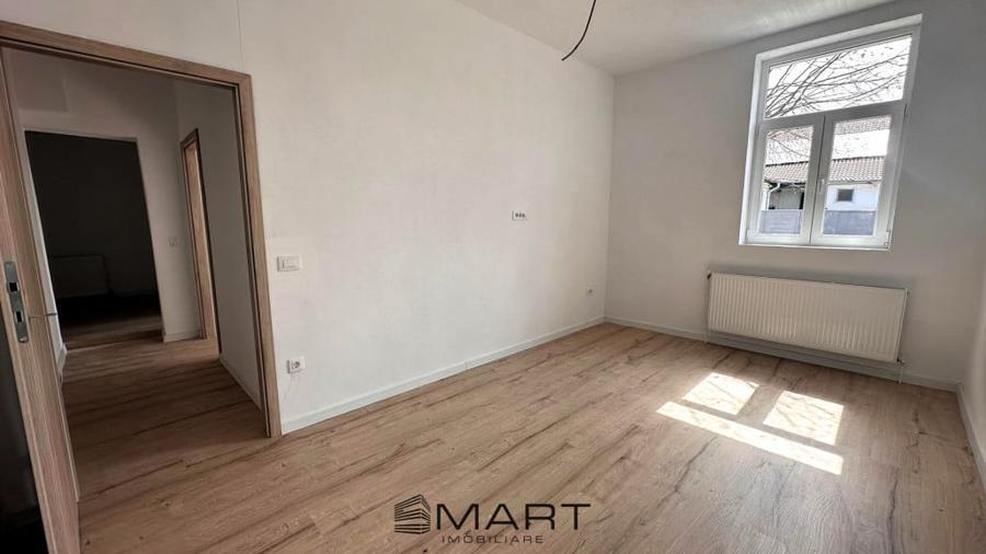Apartament cu 3 camere semidecomandat în Piața Cluj