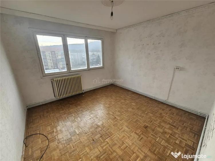 Apartament cu 3 camere semidecomandat în Micro I