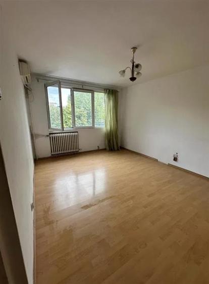 Apartament cu 3 camere semidecomandat în Giurgiului