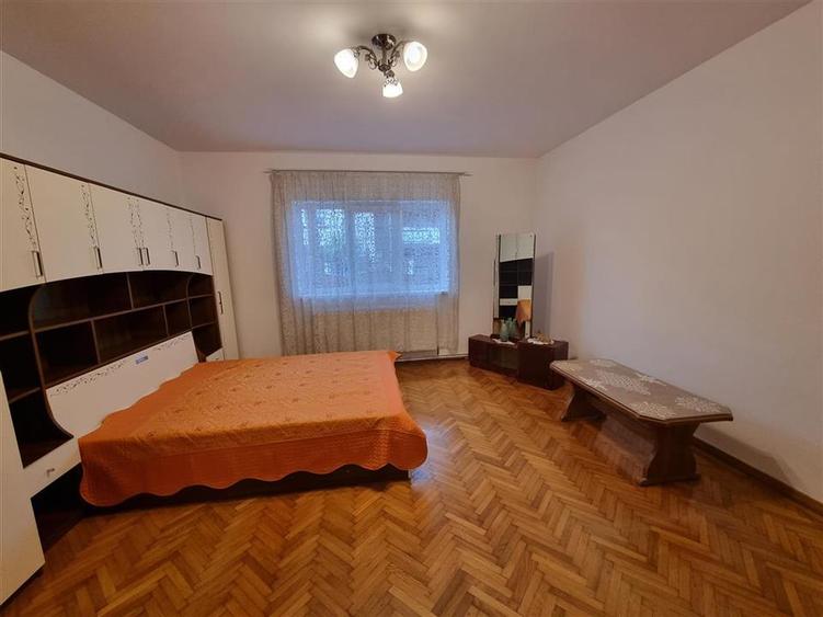 Apartament cu 3 camere semidecomandat, mobilat în Florilor