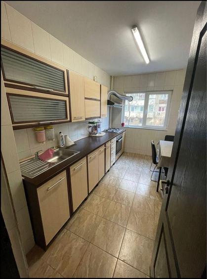 Apartament cu 3 camere semidecomandat în Panduri