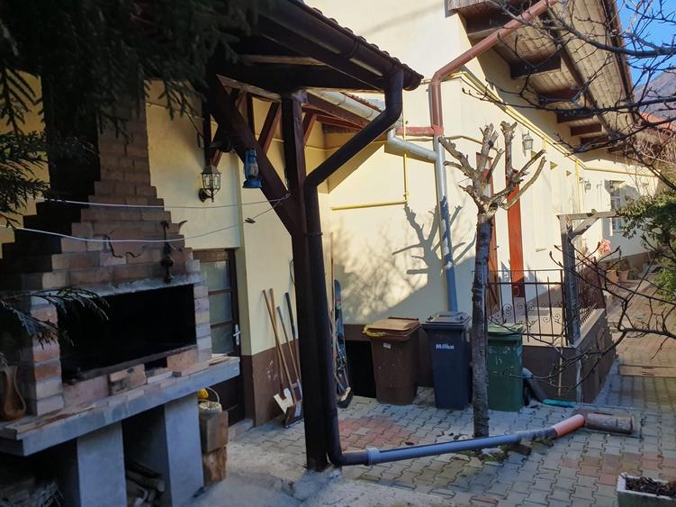 Casă individuală cu 4 camere cu Garaj în Schei