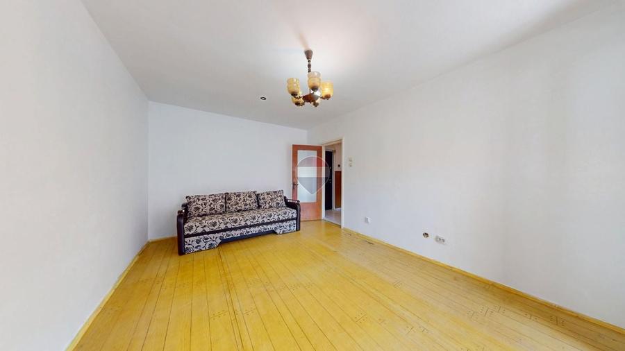 Apartament cu 4 camere decomandat în Răcădău