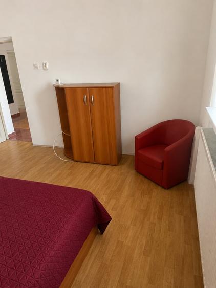 Casă individuală cu 6 camere cu Canalizare în Giulești