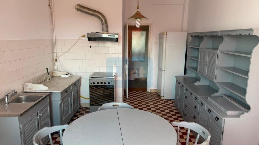 Apartament cu 3 camere decomandat în Gruia