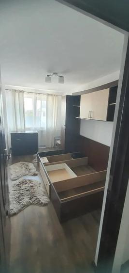 Apartament cu 3 camere decomandat în Cet