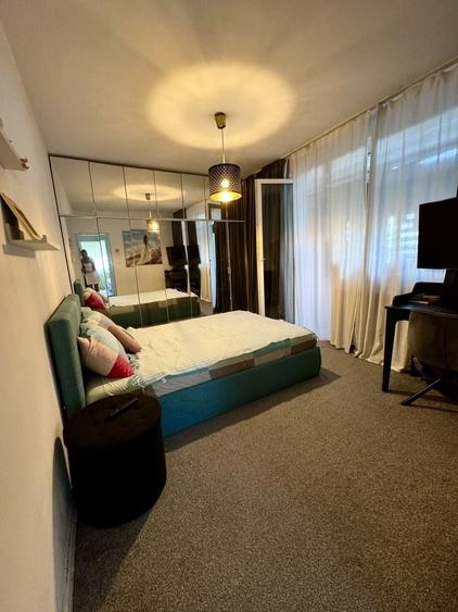 Apartament cu 3 camere semidecomandat, mobilat în 1 Mai