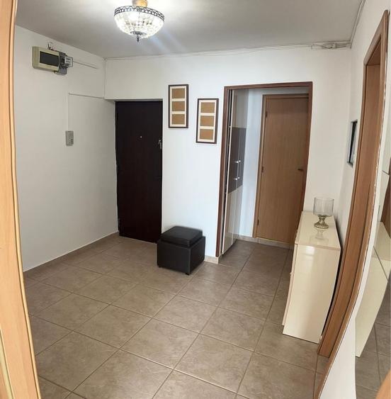 Apartament cu 4 camere semidecomandat în Berceni