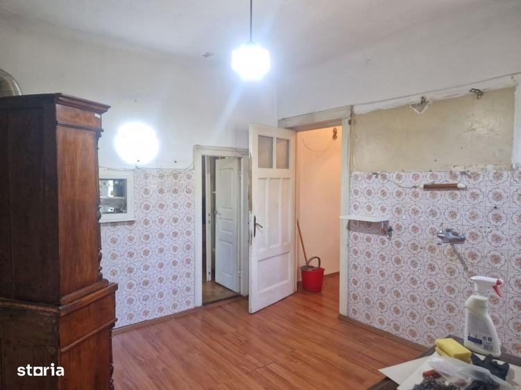 Casă cu 3 camere decomandat în Central