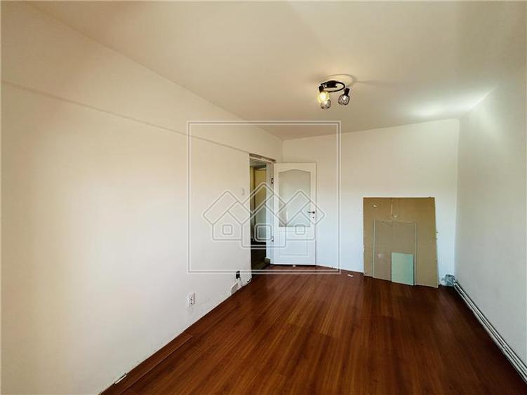 Apartament cu 2 camere decomandat în Ștrand