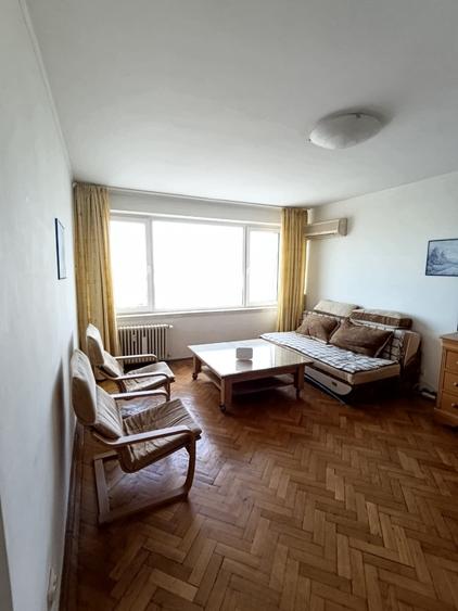 Apartament cu 3 camere semidecomandat în Sala Palatului