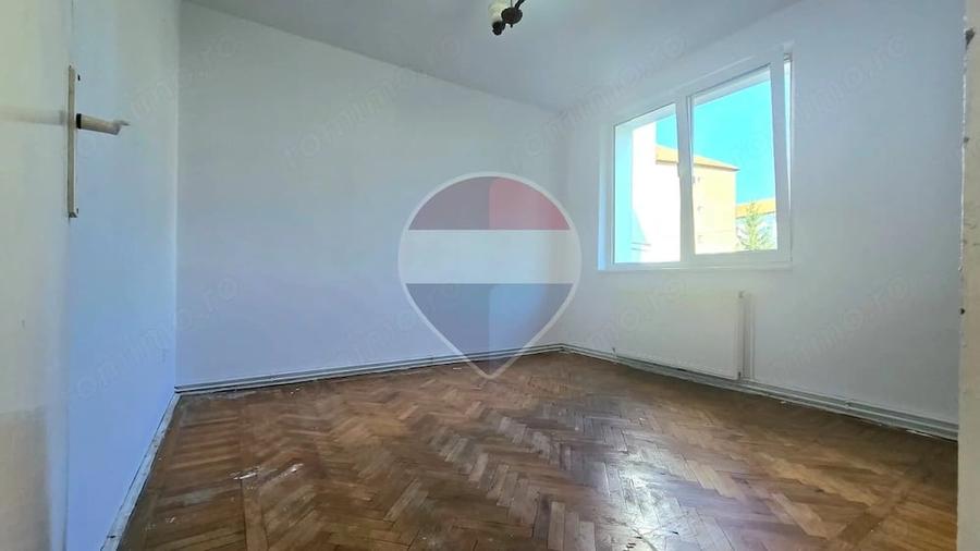 Apartament cu 3 camere semidecomandat în Nord