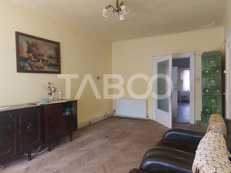 Apartament cu 3 camere semidecomandat, mobilat în Cisnădie