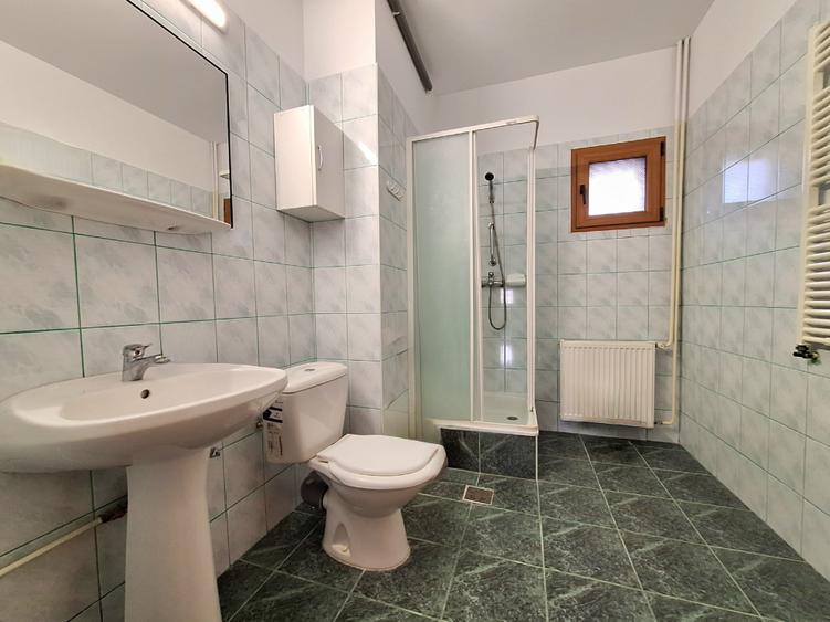 Casă individuală cu 12 camere cu Canalizare în Central