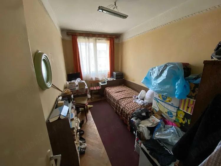 Apartament cu 3 camere semidecomandat în Central