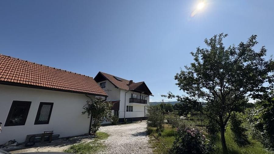 Casă cu 4 camere în Râu Bărbat