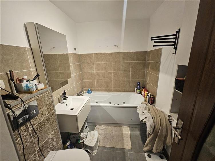 Apartament cu 3 camere decomandat, mobilat în Micro IV