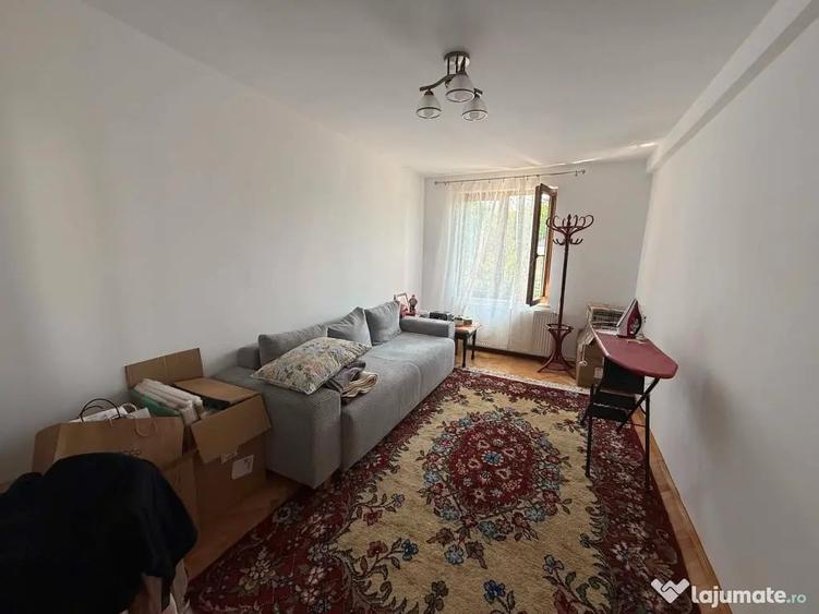 Apartament cu 3 camere semidecomandat în Andrei Mureșanu