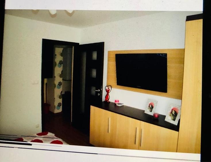 Apartament cu 3 camere semidecomandat în Govândari