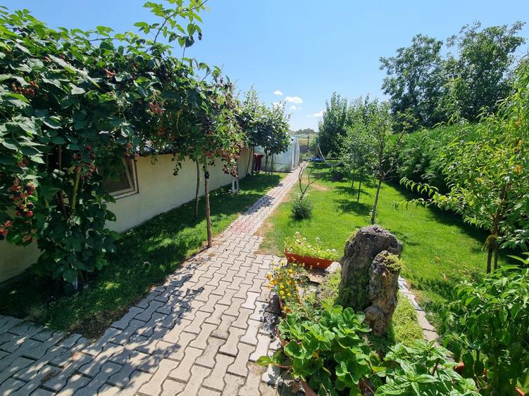 Casă individuală cu 6 camere cu Teren 715 Mp în Cetate