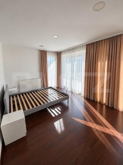 Apartament cu 4 camere semidecomandat, mobilat în Bună Ziua