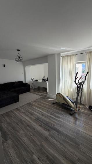 Apartament cu 4 camere în Drumul Carului