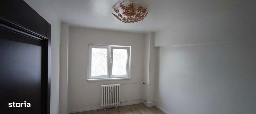 Apartament cu 4 camere semidecomandat în Tei