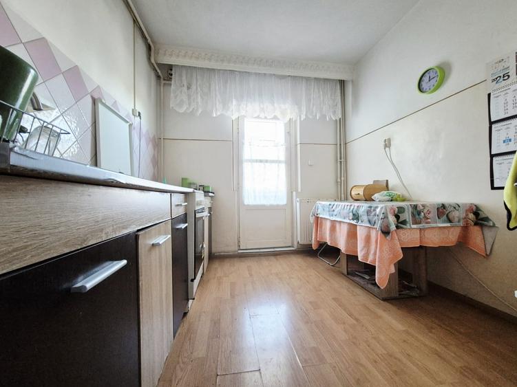 Apartament cu 2 camere decomandat în Far