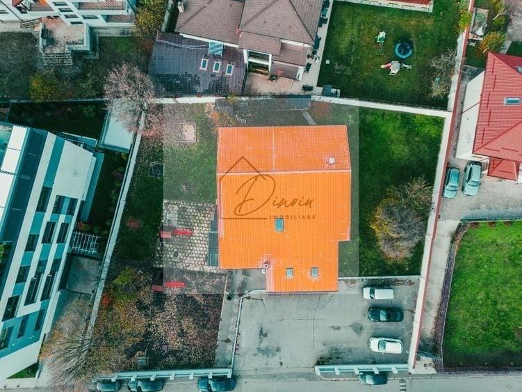 Casă individuală cu 10 camere cu Canalizare în Central