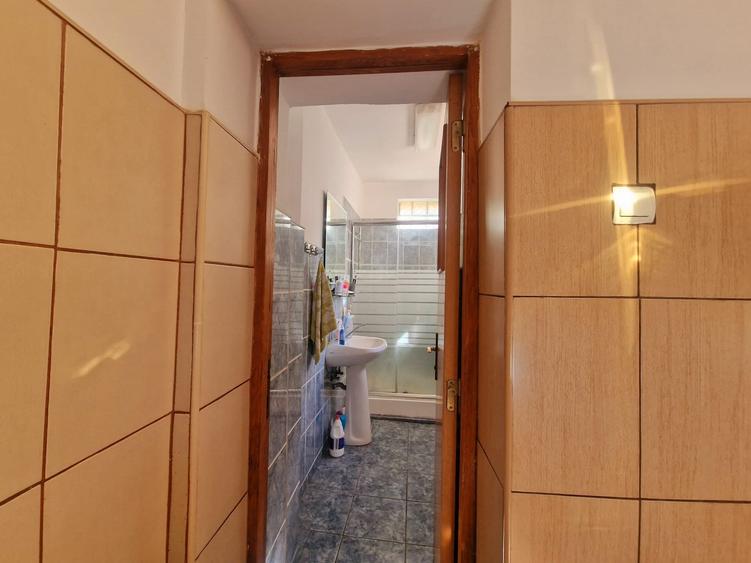 Casă individuală cu 9 camere cu Canalizare în Ultracentral