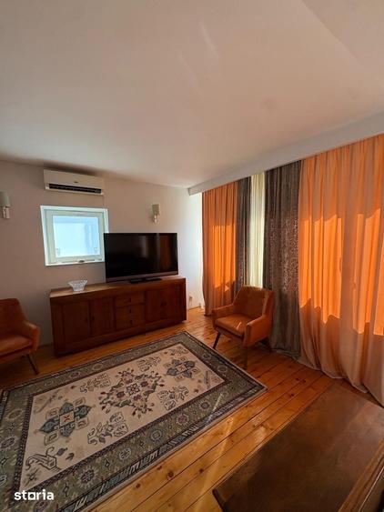 Casă cu 6 camere cu Teren 390 Mp în Tei