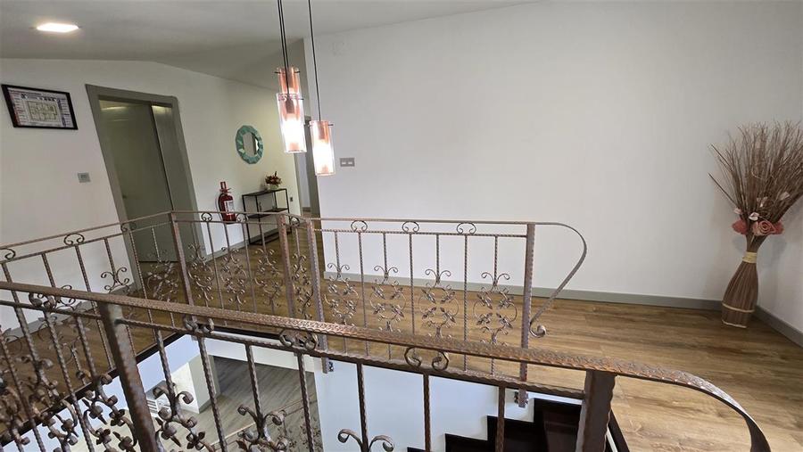 Casă cu 9 camere cu Teren 1845 Mp în Exterior Est