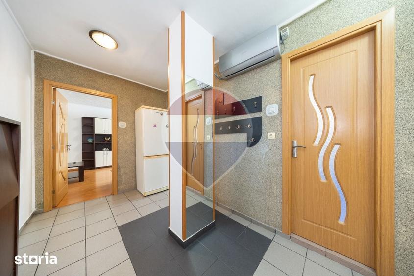 Apartament cu 3 camere decomandat în Tractorul