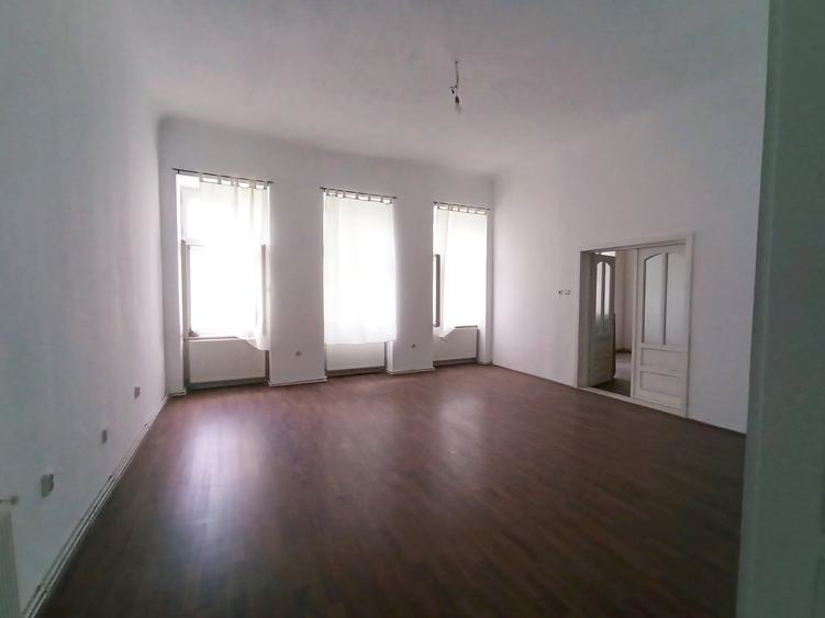 Casă individuală cu 15 camere cu Teren 200 Mp în Traian