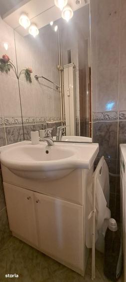 Apartament cu 3 camere decomandat în Tei