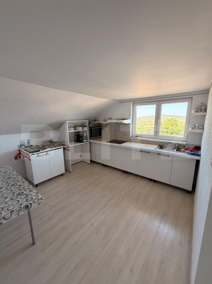 Casă individuală cu 9 camere cu Teren 800 Mp în Periferie