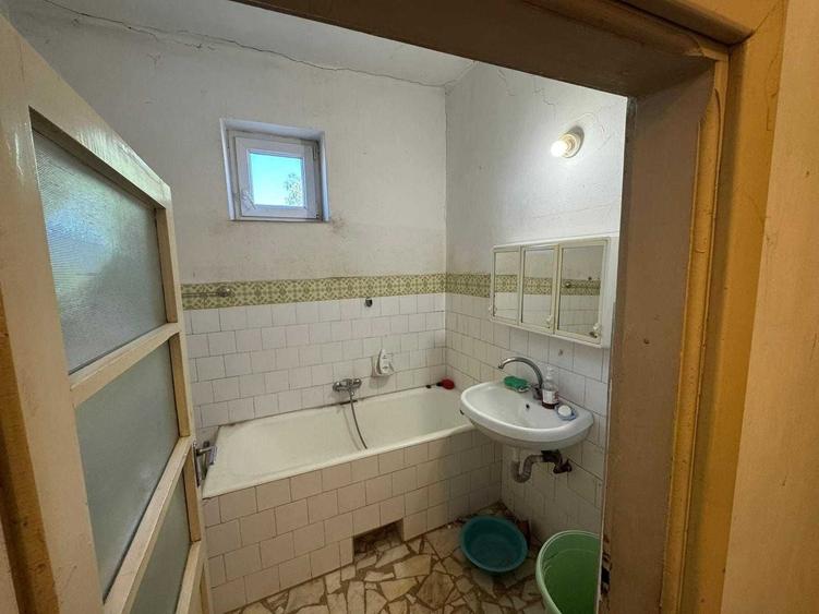 Casă cu 3 camere decomandat în Central