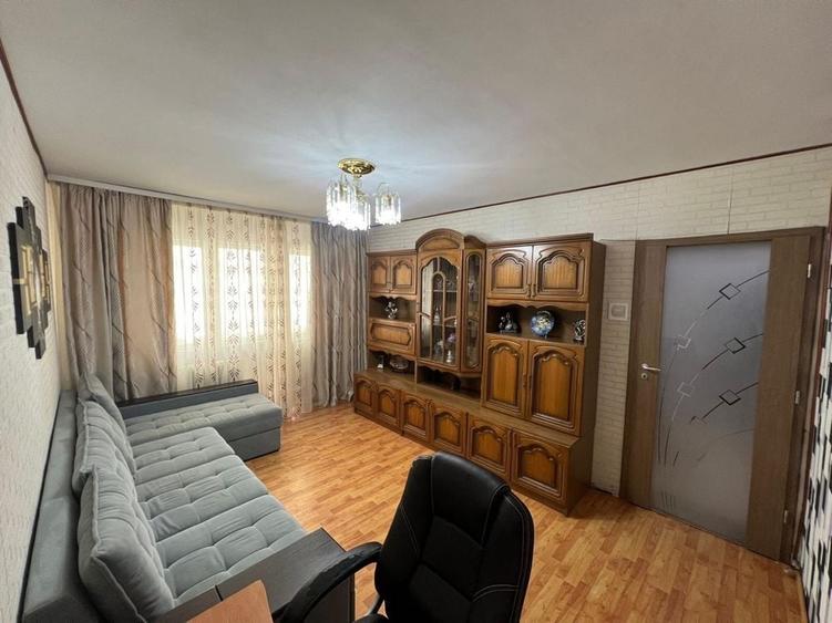 Apartament cu 3 camere decomandat în Podu Roș