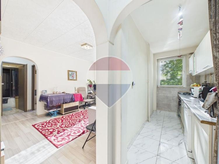 Apartament cu 3 camere semidecomandat în Rahova