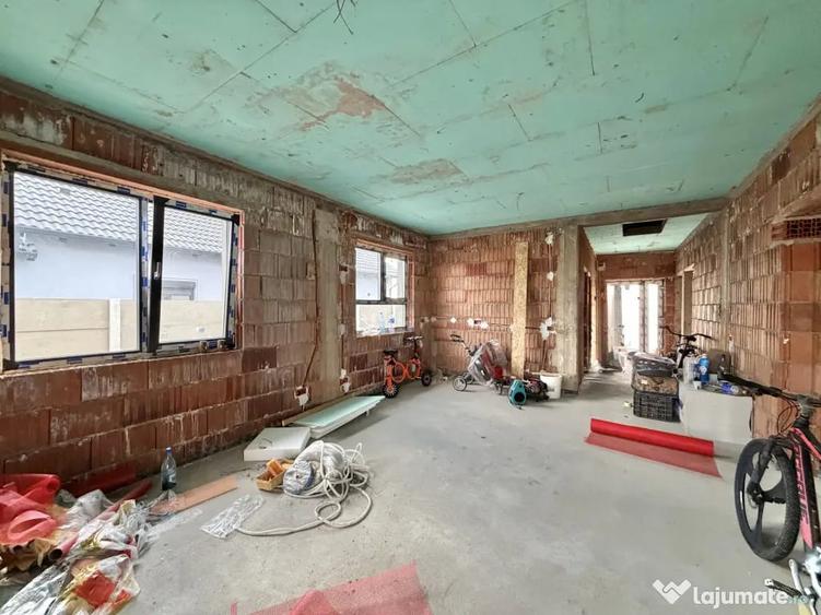 Casă cu 4 camere cu Teren 533 Mp în Sânmihaiu Român