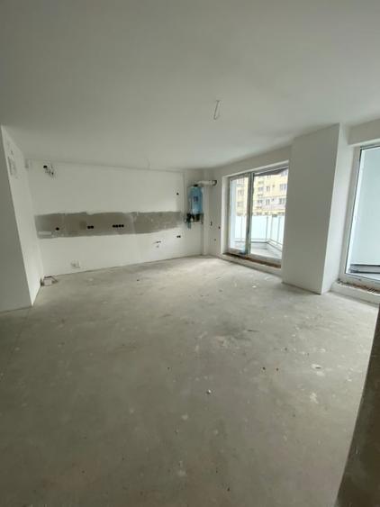 Apartament cu 3 camere semidecomandat în Est
