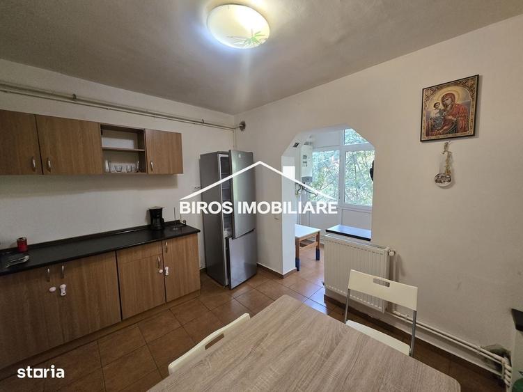 Apartament cu 3 camere decomandat în Rovine
