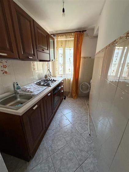 Apartament cu 3 camere decomandat, mobilat în Sud