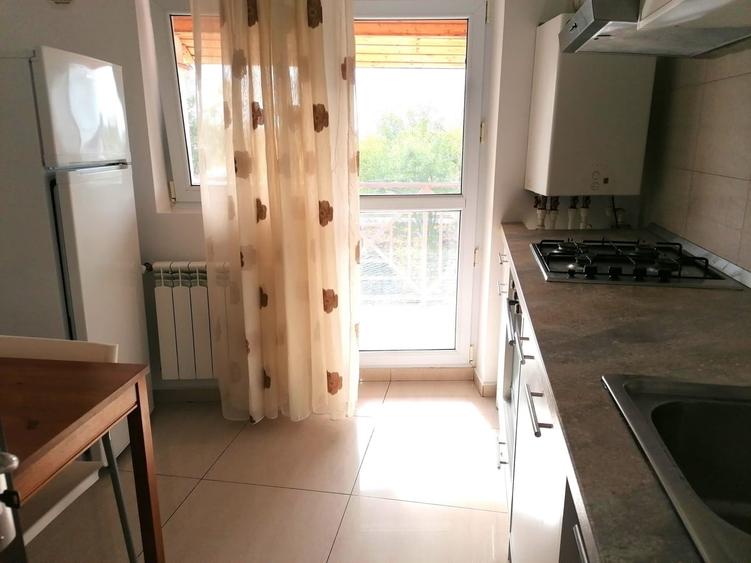 Apartament cu 4 camere semidecomandat în Fundeni