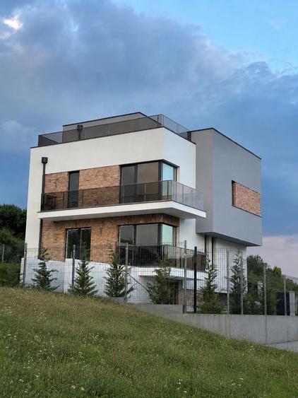 Casă cu 4 camere în Dezmir