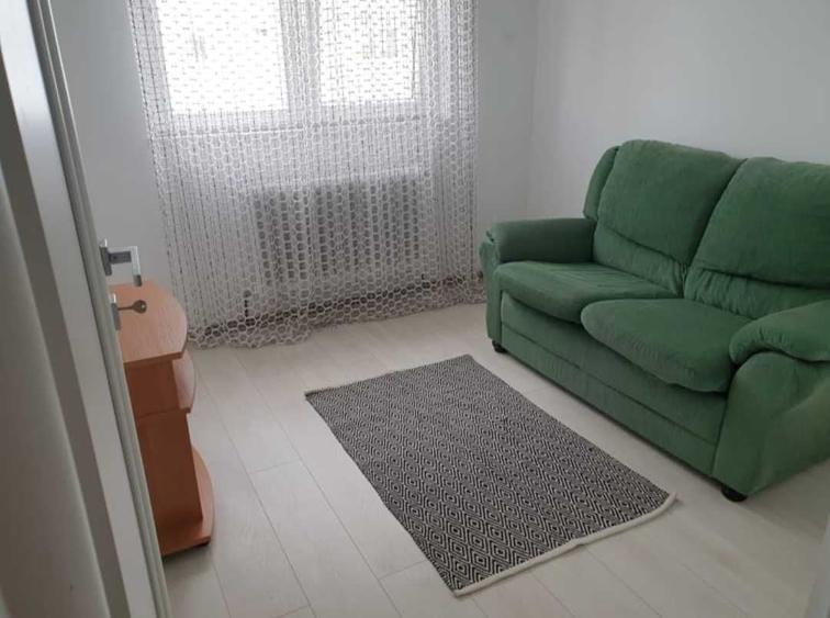 Apartament cu 3 camere semidecomandat în Decebal