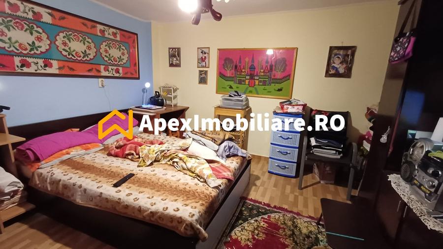 Casă individuală cu 15 camere cu Canalizare în Apărătorii Patriei