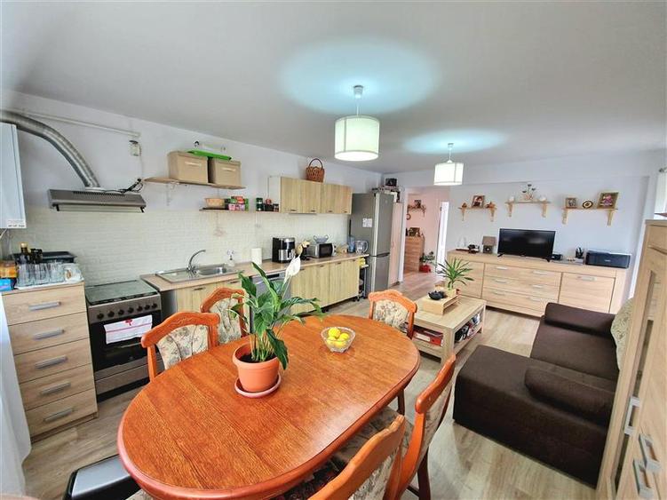 Apartament cu 3 camere decomandat, mobilat în Florești