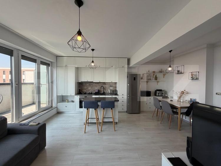 Apartament cu 4 camere semidecomandat, mobilat în Tractorul
