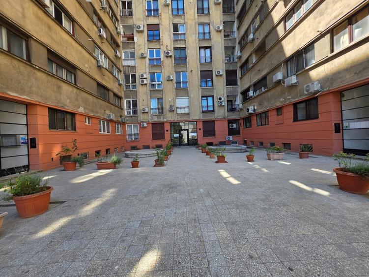 Apartament cu 2 camere semidecomandat în P-ța Universității